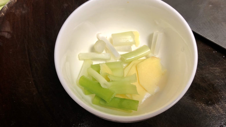 奶白鲫鱼豆腐汤➕朝看白水暮青山,小葱切段,姜切片