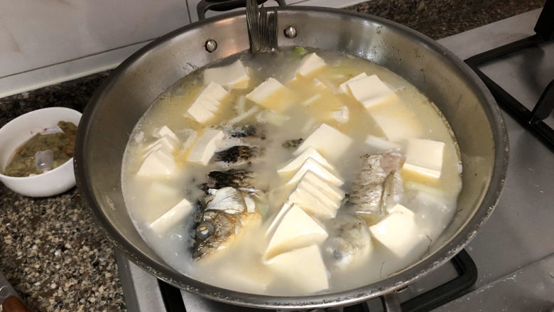 奶白鲫鱼豆腐汤➕朝看白水暮青山,放入豆腐,煮开