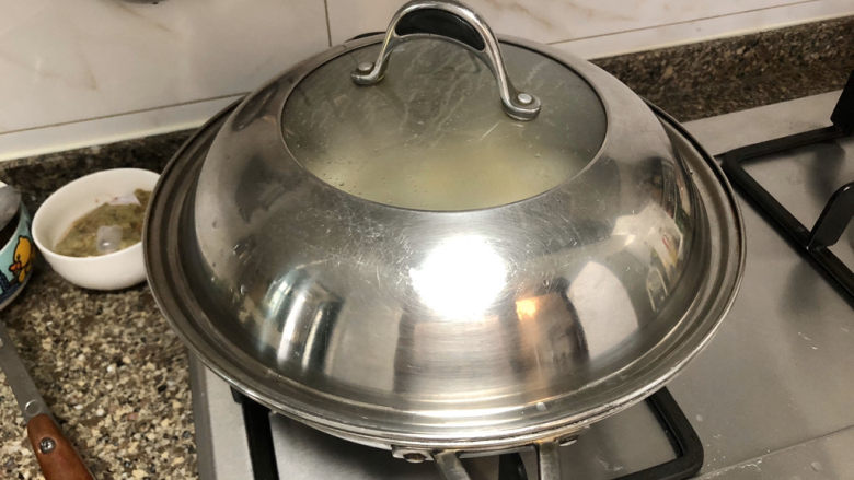 奶白鲫鱼豆腐汤➕朝看白水暮青山,转中火,炖15分钟
