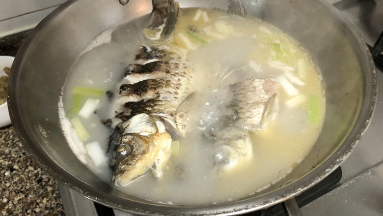 奶白鲫鱼豆腐汤➕朝看白水暮青山,中大火炖10分钟,鱼汤变白