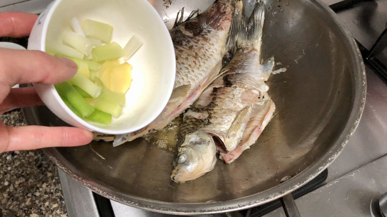 奶白鲫鱼豆腐汤➕朝看白水暮青山,放入葱姜,煸香