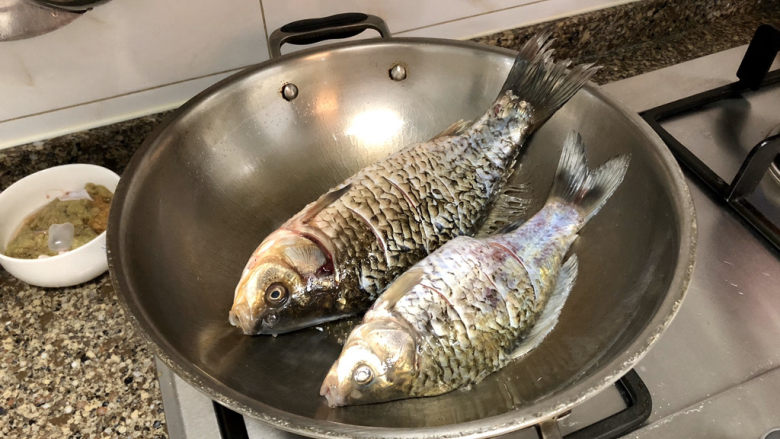 奶白鲫鱼豆腐汤➕朝看白水暮青山,锅烧热,这样不锈钢锅可以不粘,放适量食用油,放入鱼,中火煎