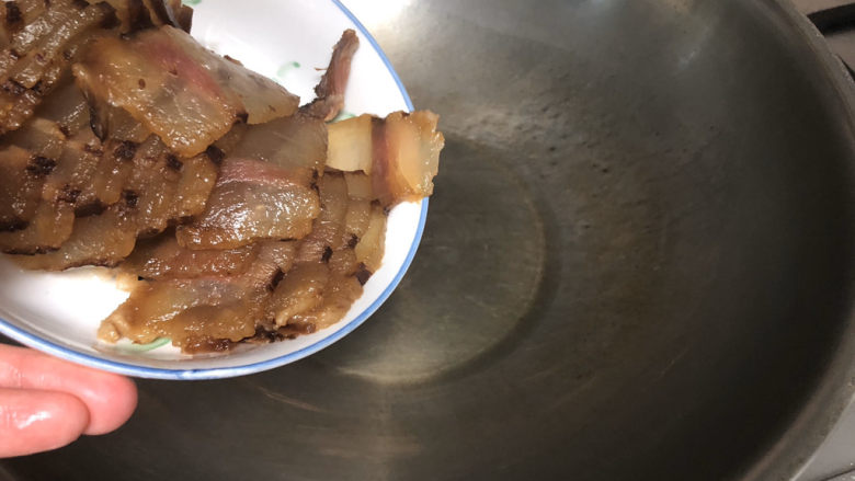 春笋炒腊肉➕好竹连山觉笋香,热锅一点油,润锅,腊肉会出很多油