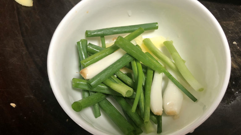 春笋炒腊肉➕好竹连山觉笋香,小葱切段,姜切片