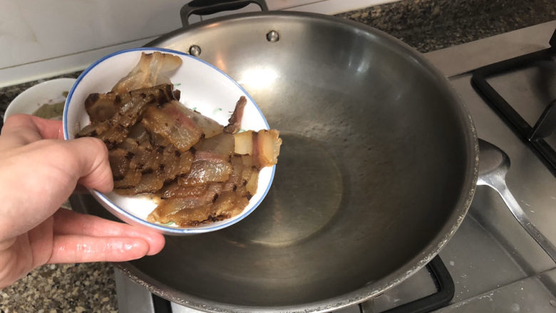 春笋炒腊肉➕好竹连山觉笋香,加入腊肉,中小火煸炒出油脂