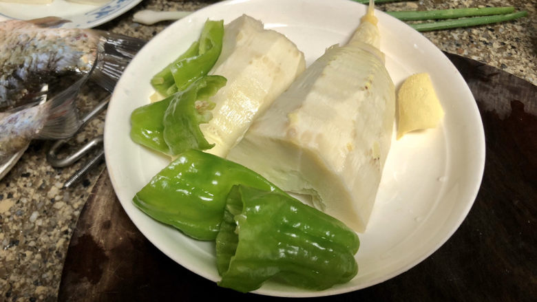 春笋炒腊肉➕好竹连山觉笋香,春笋去壳,青椒去蒂去籽,清洗