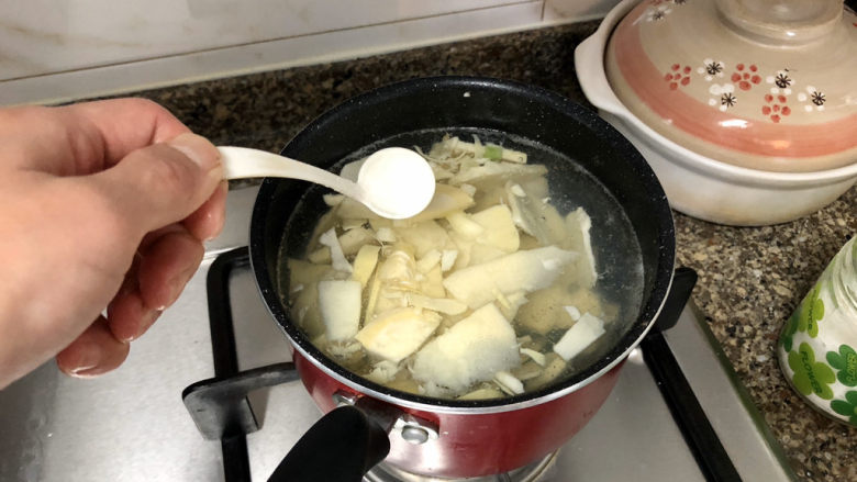 春笋炒腊肉➕好竹连山觉笋香,加少许盐,煮两三分钟