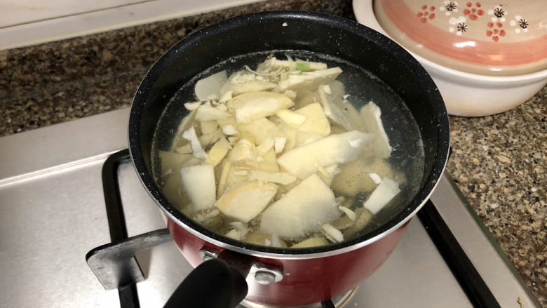 春笋炒腊肉➕好竹连山觉笋香,重新坐锅烧水,水开放笋