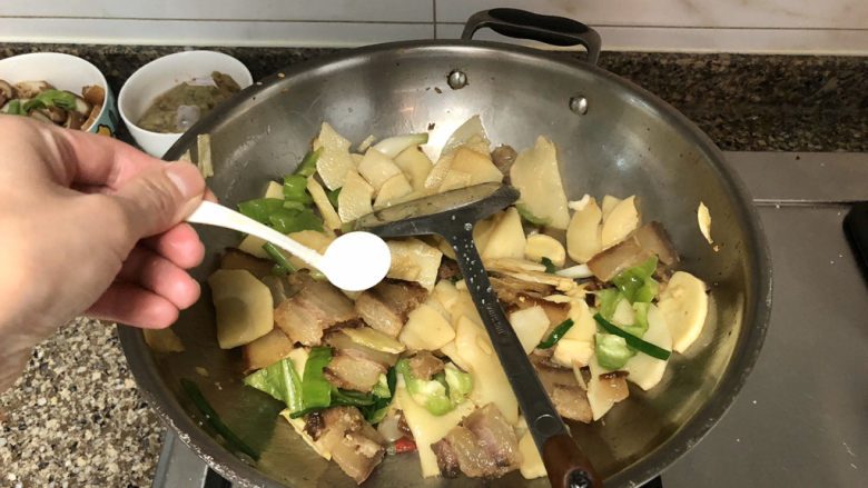 春笋炒腊肉➕好竹连山觉笋香,尝下咸淡,根据个人口味添加少许食盐定味,翻炒均匀出锅