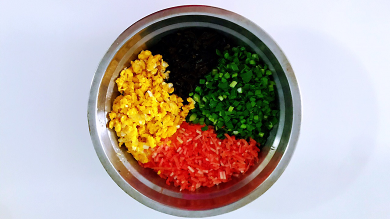 鲜韭菜馅饼,半斤面粉,加了140毫升温开水,3克酵母粉的比例,酵母粉先放入碗中,加入温开水搅拌均匀,让充分化开激发酵母活性,然后和面,再揉成光滑的面团,面团比较软
,有可能沾手,抹上一点油揉,盖上盖子放在一旁,醒发30分钟,这样做出来的面团有筋性,不容易破皮。黑<a style='color:red;display:inline-block;' href='/shicai/ 233'>木耳</a>是提前泡发好的,清洗干净切碎,<a style='color:red;display:inline-block;' href='/shicai/ 9'>鸡蛋</a>打入碗中,然后在锅中放油炒熟,边炒边用铲子弄碎,<a style='color:red;display:inline-block;' href='/shicai/ 25'>胡萝卜</a>去皮切成小丁,<a style='color:red;display:inline-block;' href='/shicai/ 116'>韭菜</a>清洗干净切小.