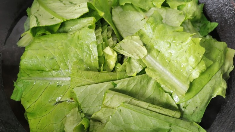 蚝油油麦菜,锅内水烧开将油麦菜放入锅内焯水