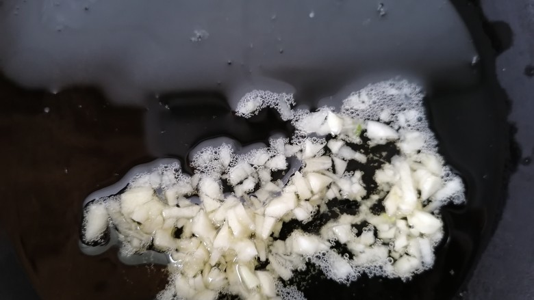 蚝油油麦菜,锅内放油烧热,放入蒜末煸炒香