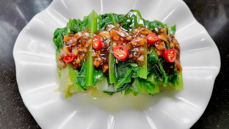 蚝油油麦菜,将炒好的蚝油酱汁浇在生菜上,放上适量辣椒圈点缀