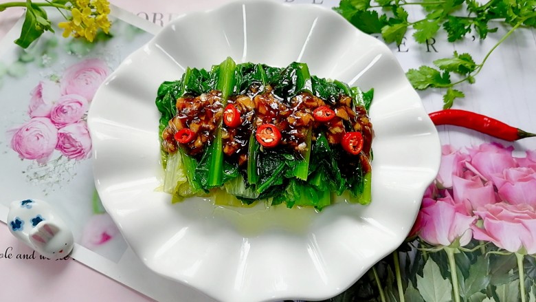 蚝油油麦菜,拍上成品图,一道快手又美味的蚝油油麦菜就完成了。