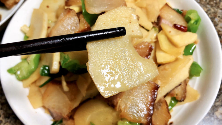 春笋炒腊肉➕好竹连山觉笋香,春笋脆嫩,吸收了腊肉的油脂,非常鲜美,喜欢的小伙伴,一起来试试吧😄