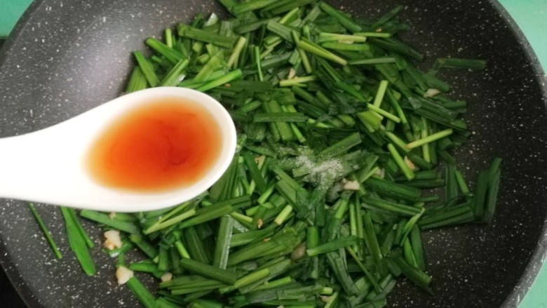 韭菜炒豆腐,加少许<a style='color:red;display:inline-block;' href='/shicai/ 714'>鱼露</a>