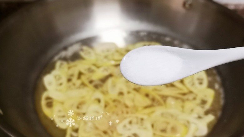泡椒春笋,先将春笋焯水,并且放入适量食盐在水中,煮10分钟左右。