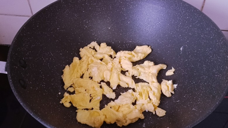 秋葵炒鸡蛋,起锅淋入少许食用油烧热,倒入鸡蛋液炒散 盛出待用。