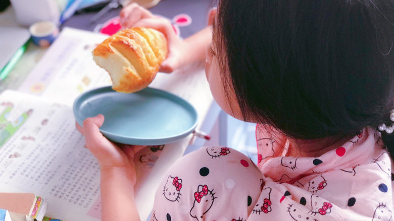 法国牛奶面包,作为网课课间餐,女儿吃得停不到口