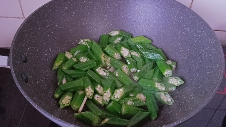 秋葵炒鸡蛋,倒入切好的秋葵,翻炒片刻。