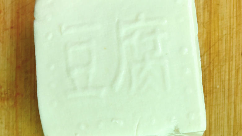 奶白鲫鱼豆腐汤,准备好<a style='color:red;display:inline-block;' href='/shicai/ 465'>豆腐</a>。