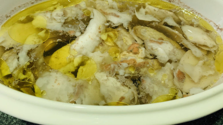椰子炖鸡,炖锅结束后,会自动保温,不用担心烧锅,期间可以放心做其他事情,时间到,就可以出锅;