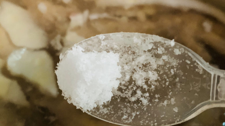 椰子炖鸡,加少许盐调味;