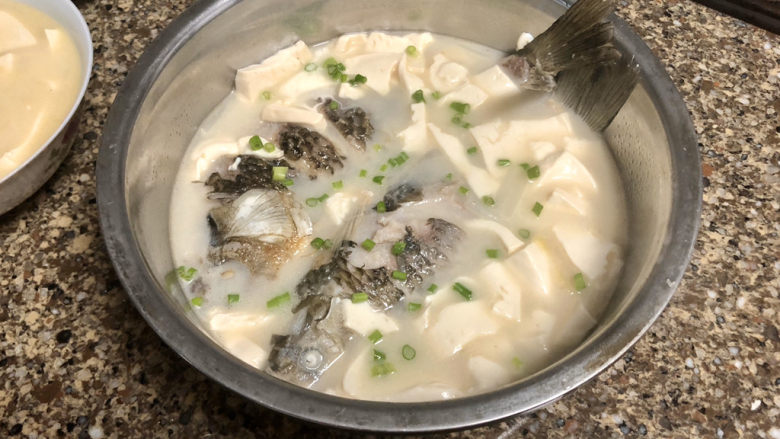 奶白鲫鱼豆腐汤➕朝看白水暮青山,出锅,撒上少许葱末或香菜,快趁热来一碗吧