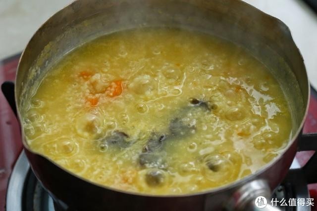 小米南瓜海参粥,虽贵尤为好,用筷子戳一下南瓜,差不多熟了就可以放入海参和姜丝了,再煮5分钟左右。