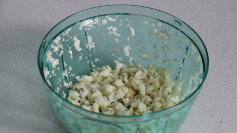 凉拌菠菜粉丝,将蒜打碎,放到小碗里
