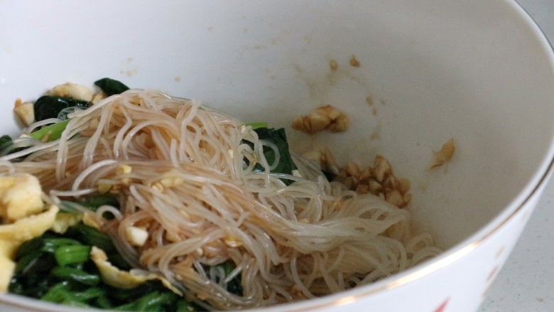 凉拌菠菜粉丝,将调好的蒜汁,倒入菠菜,鸡蛋,粉丝里搅拌均匀