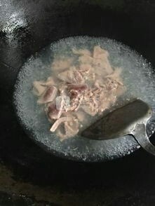 韭菜炒猪肝,水烧开,放入猪肝焯水。