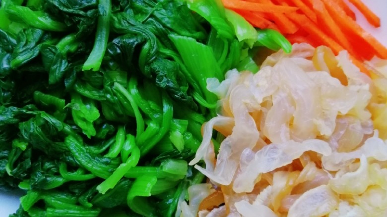 凉拌菠菜粉丝,<a style='color:red;display:inline-block;' href='/shicai/ 25'>胡萝卜</a>切丝,码入盘中备用。
