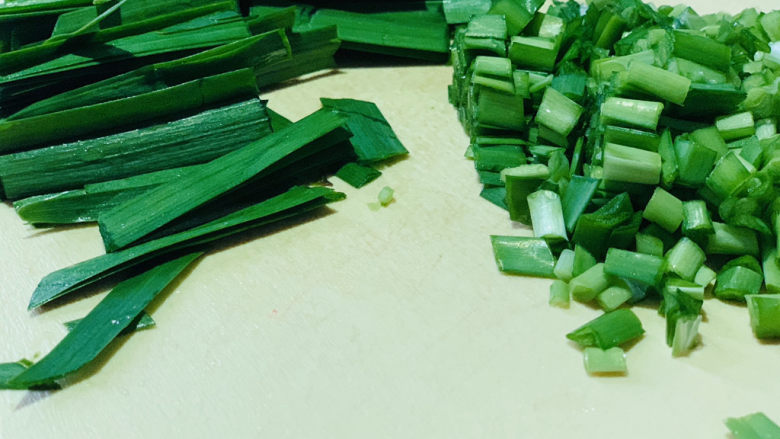 韭菜炒豆腐,将韭菜根白处切小粒,韭菜叶切长些;