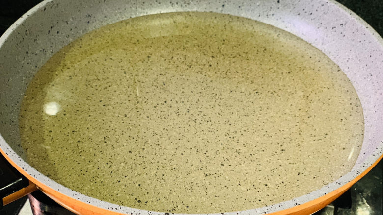韭菜炒豆腐,锅里倒入适量油;
