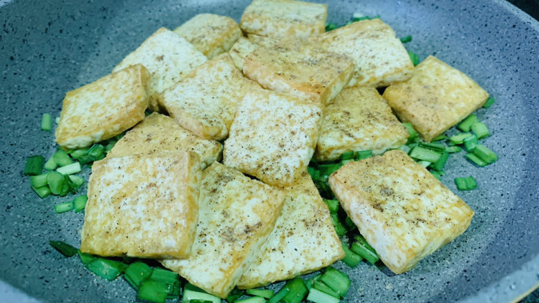 韭菜炒豆腐,把豆腐也放上去,撒点<a style='color:red;display:inline-block;' href='/shicai/ 704'>椒盐</a>;