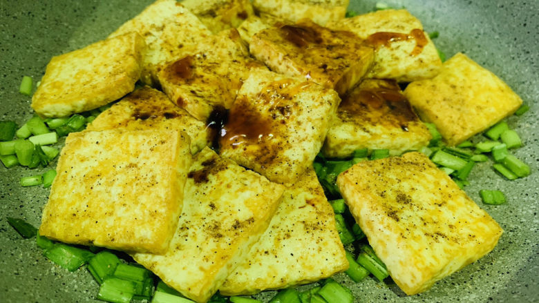 韭菜炒豆腐,全部调料翻炒均匀;