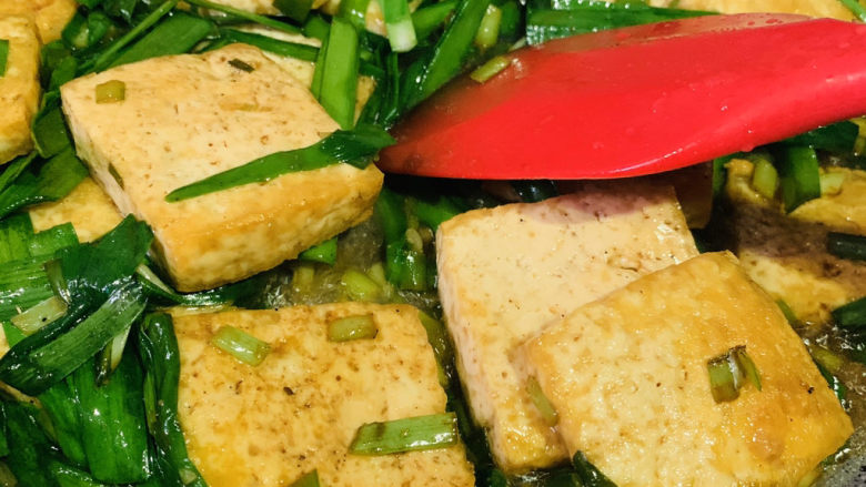 韭菜炒豆腐,大火翻炒韭菜断生,出锅;
