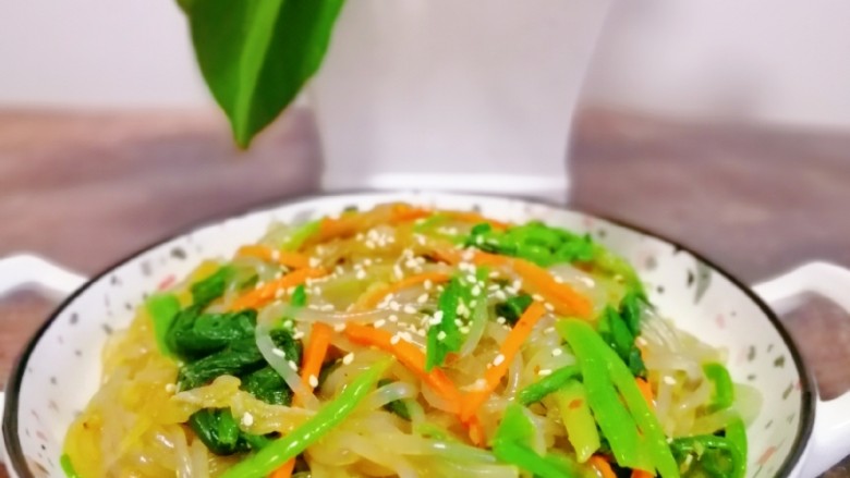 凉拌菠菜粉丝,筋道Q弹的粉丝加上脆脆的海蜇丝和鲜嫩的菠菜,是这个春天最合拍的菜肴。
