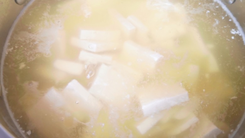 菠菜豆腐汤,烧开以后放盐调味,小火煮10分钟左右。