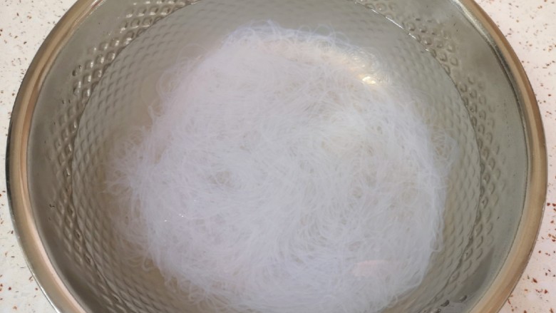 凉拌菠菜粉丝,煮好的粉丝从锅里捞出过凉水,然后控一下水分备用。
