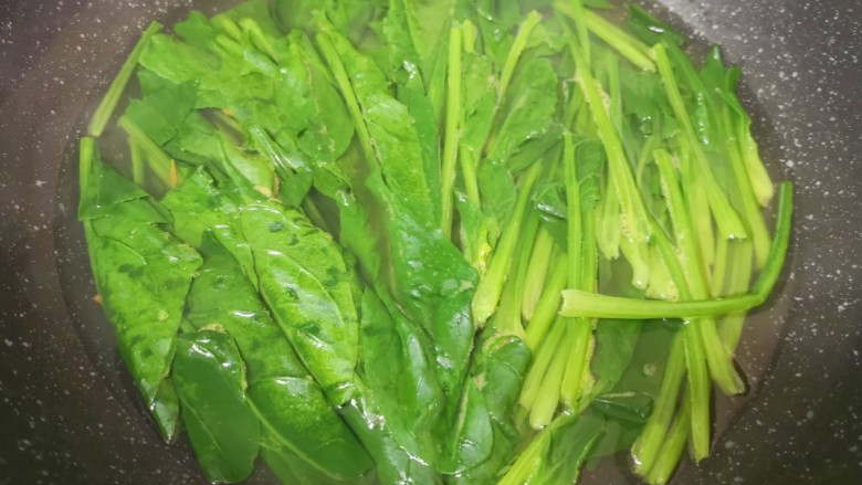 凉拌菠菜粉丝,水里加一点点食用油烧开,下入菠菜焯水一分钟关火。