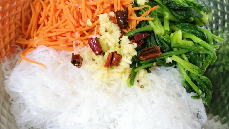 凉拌菠菜粉丝,将热油浇在蒜泥上面,炝出香味。