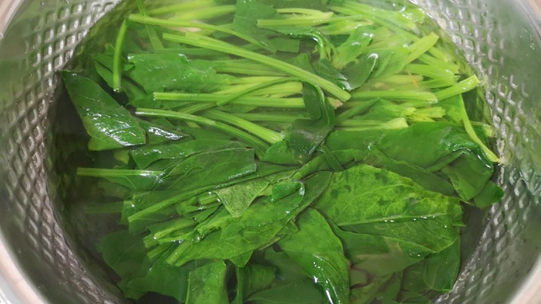 凉拌菠菜粉丝,捞出过凉水,挤干水分备用。