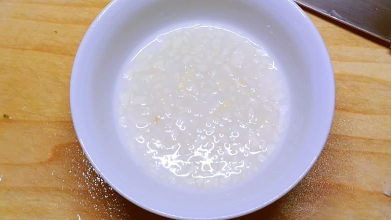 蚝油油麦菜,蒜末放入小碗 放入淀粉 3汤匙清水 备用