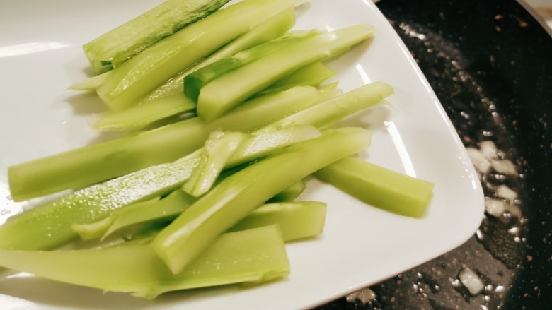 蚝油油麦菜,放入茎部分 翻炒断生