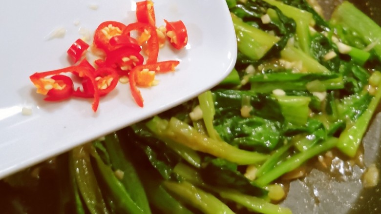 蚝油油麦菜,倒入红尖椒 关火
