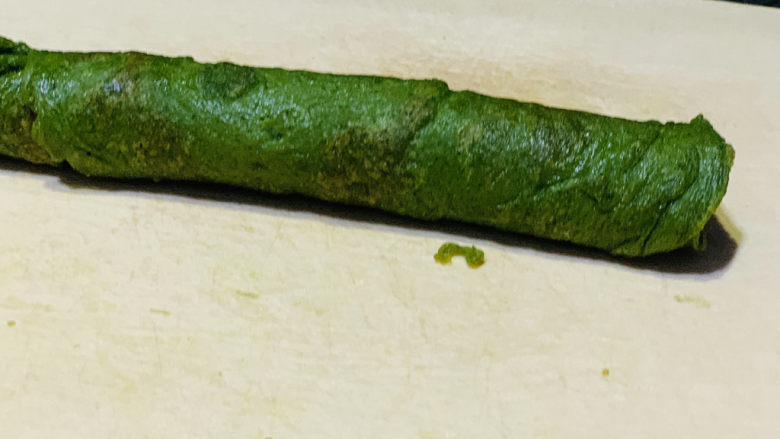 菠菜蛋卷,直接卷紧;