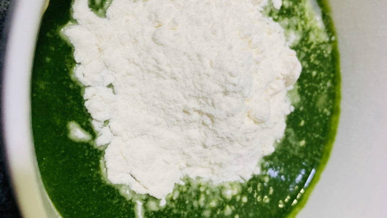 菠菜蛋卷,加少许<a style='color:red;display:inline-block;' href='/shicai/ 519'>面粉</a>;