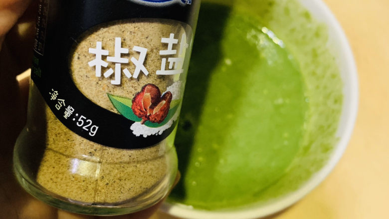菠菜蛋卷,加少许<a style='color:red;display:inline-block;' href='/shicai/ 704'>椒盐</a>;